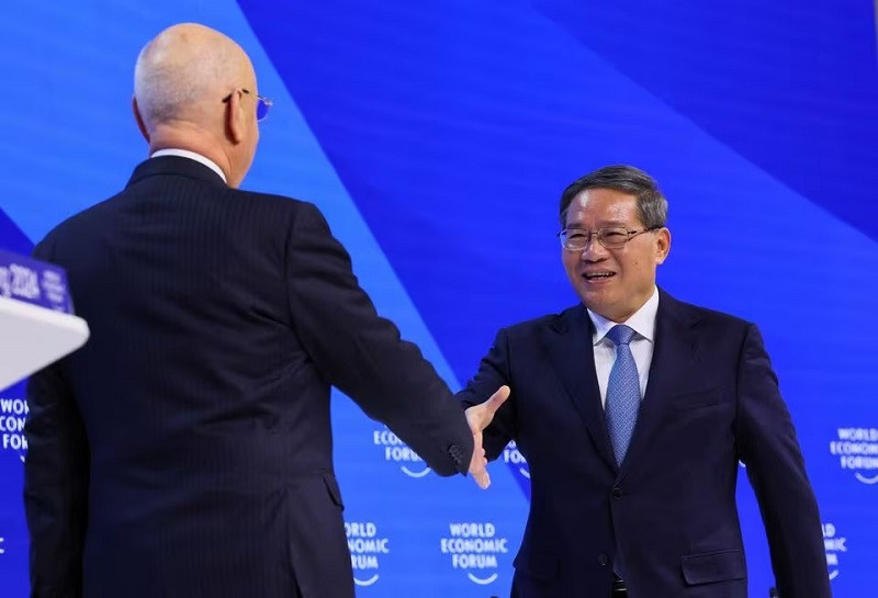 Klaus Schwab, founder World Economic Forum (WEF), and China's Premier Li Qiang greet each other during the 54th annual meeting of the World Economic Forum in Davos, Switzerland, January 16, 2024. PHOTO: REUTERS
