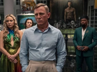 knives out director rian johnson shares daniel craig s new look