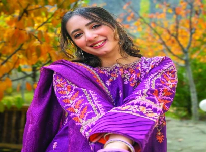 komal aziz likes strong women and stress eating komal aziz likes strong women and stress eating