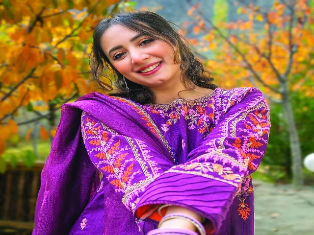 komal aziz likes strong women and stress eating komal aziz likes strong women and stress eating