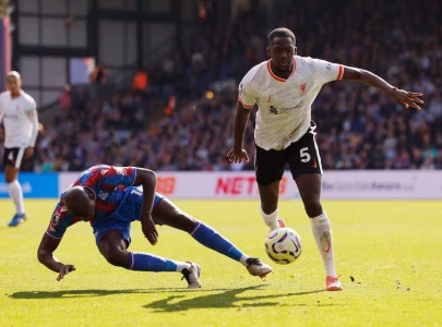 liverpool secure top spot in premier league with 1 0 win over crystal palace