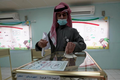 kuwaitis go to polls as economy poses challenge for new emir
