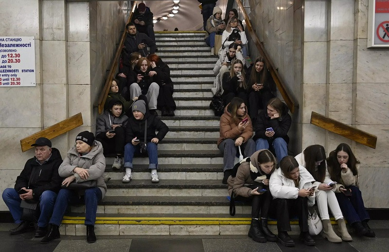 People take shelter in a subway station after a Russian missile attack in Kyiv, on December 29, 2023. PHOTO: AFP