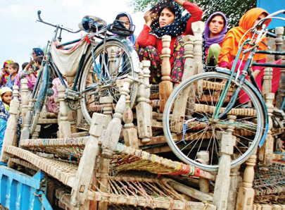fighting breaks out over relief goods in sialkot