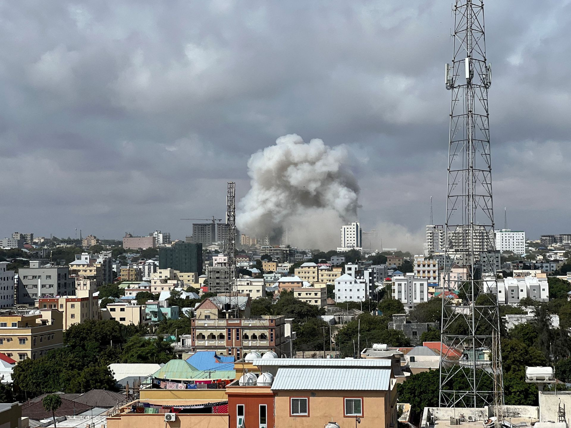 Photo of At least 100 people killed in car bombs, says Somalia president