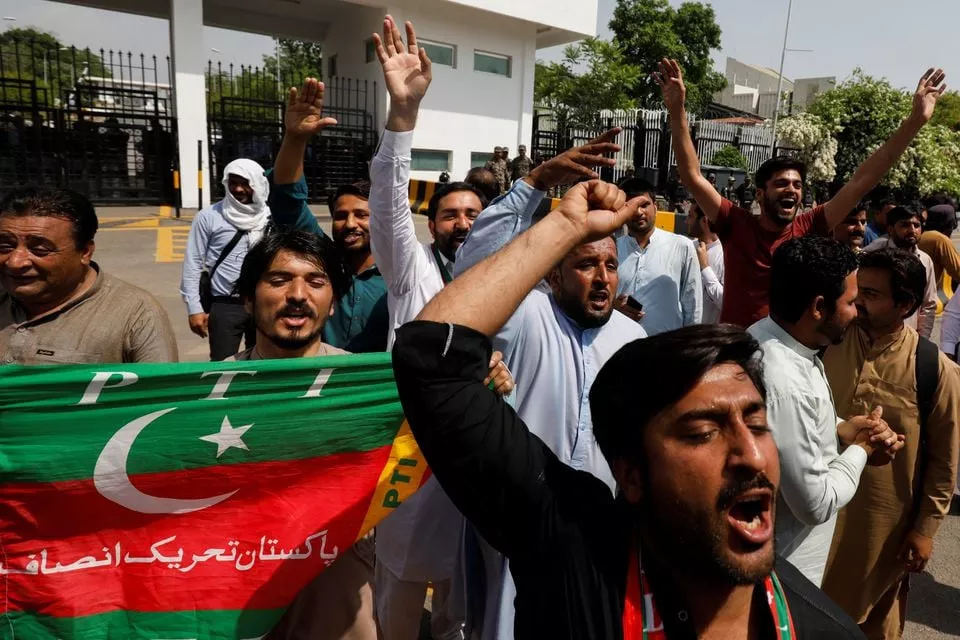 supporters of the pakistan tehreek e insaf pti political party chant slogans in support of pakistani prime minister imran khan outside parliament building islamabad pakistan april 3 2022 reuters