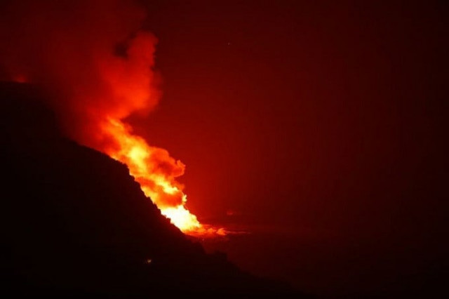 lava flows into the sea as seen from tijarafe following the eruption of a volcano on the canary island of la palma spain september 29 2021 reuters borja suarez lava flows into the sea as seen from tijarafe following the eruption of a volcano on the canary island of la palma spain september 29 2021 reuters borja suarez