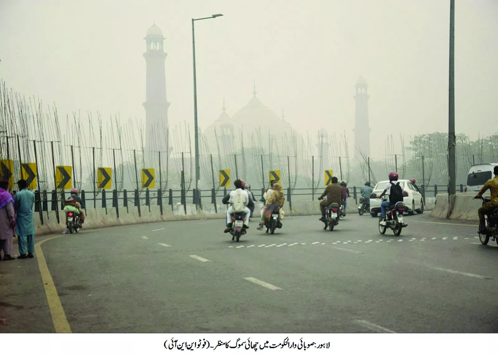 a thick layer of smog dampens the beauty of the iconic badshahi mosque in lahore photo nni a thick layer of smog dampens the beauty of the iconic badshahi mosque in lahore photo nni