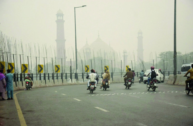 a thick layer of smog dampens the beauty of the iconic badshahi mosque in lahore photo nni a thick layer of smog dampens the beauty of the iconic badshahi mosque in lahore photo nni