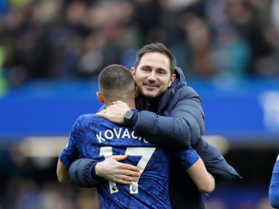 hard to enforce ban on players hugging says chelsea s lampard