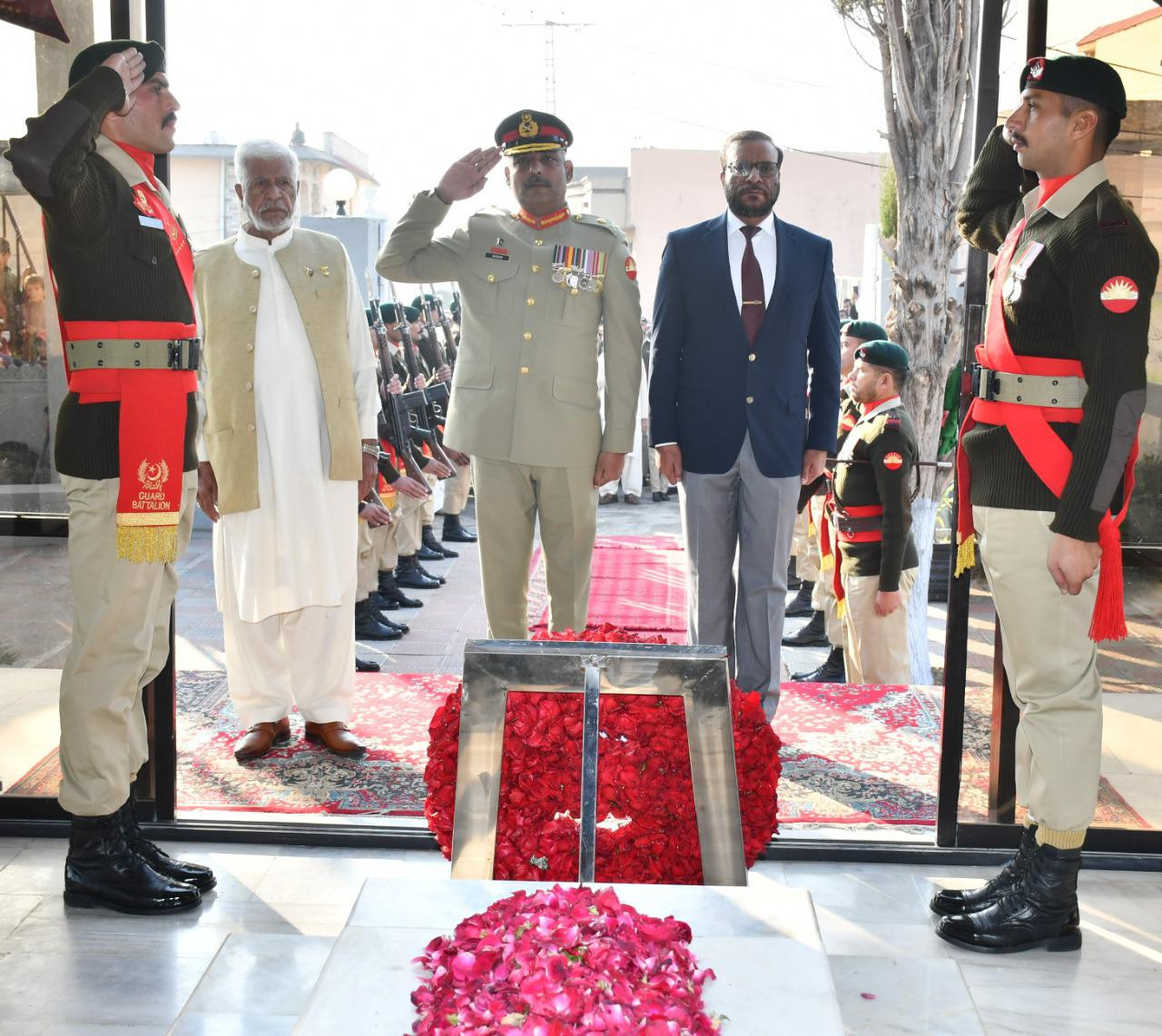 major general shoaib bin akram lays a floral wreath at the martyr s mausoleum in rawalpindi on dec 18 2022 photo ispr