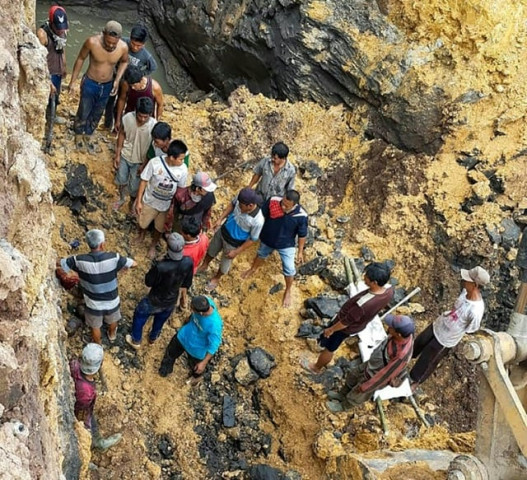 villagers try to evacuate workers trapped 20 metres underground at an unlicensed coal mine in muara enim regency south sumatra indonesia photo afp villagers try to evacuate workers trapped 20 metres underground at an unlicensed coal mine in muara enim regency south sumatra indonesia photo afp