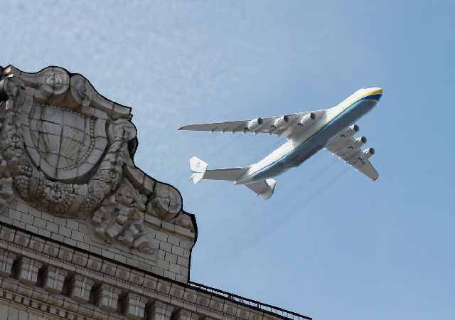 ukraine made world s largest cargo plane destroyed in russian attack