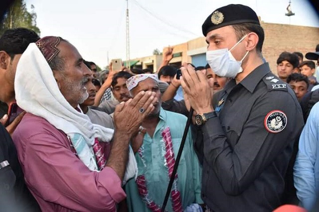 Larkana SSP Imran Qureshi appreciating villagers for helping police during an encounter with dacoits in Larkana