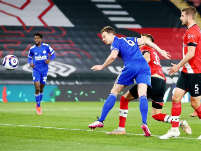 leicester rescue draw at 10 man southampton