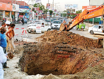 link road crater diverts traffic link road crater diverts traffic