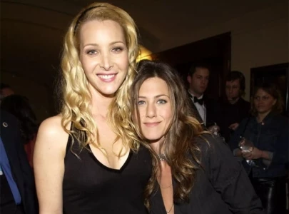 lisa kudrow clarifies jennifer aniston s remarks about her hating the friends live audience