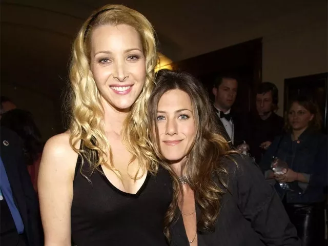 lisa kudrow clarifies jennifer aniston s remarks about her hating the friends live audience lisa kudrow clarifies jennifer aniston s remarks about her hating the friends live audience