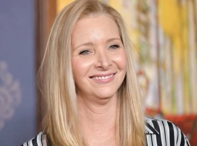 lisa kudrow reveals why she was irritated by the friends studio audience lisa kudrow reveals why she was irritated by the friends studio audience