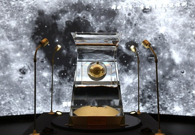 the lunar samples no 001 brought back by china s chang e 5 probe is displayed at the national museum of china in beijing capital of china feb 27 2021 photo xinhua the lunar samples no 001 brought back by china s chang e 5 probe is displayed at the national museum of china in beijing capital of china feb 27 2021 photo xinhua