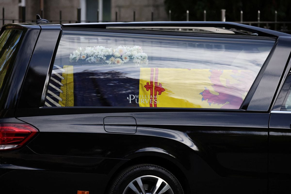 queen elizabeth s coffin begins slow journey to edinburgh photo reuters