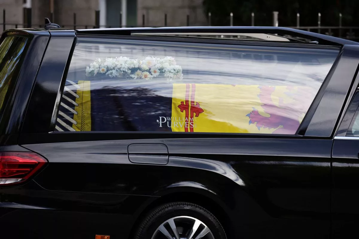 queen elizabeth s coffin begins slow journey to edinburgh photo reuters queen elizabeth s coffin begins slow journey to edinburgh photo reuters