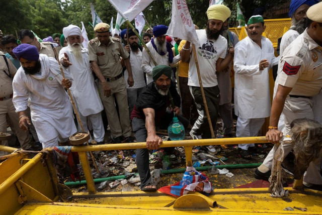 farmers break barricades as protests return to indian capital farmers break barricades as protests return to indian capital