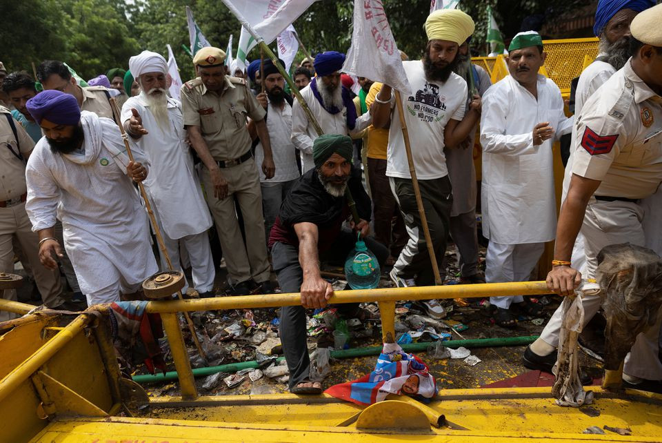 Photo of Farmers break barricades as protests return to Indian capital