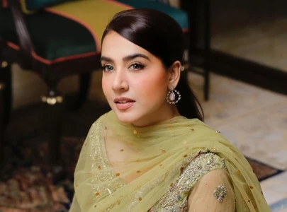 mansha pasha wants artists cricketers to respect each other