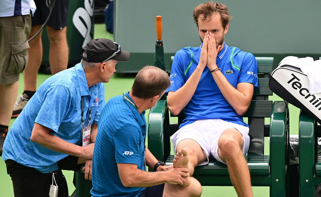 Photo of Medvedev seeks to curb on-court outbursts