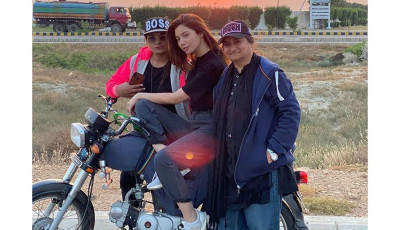 Mahira Khan Learns How To Ride A Bike For Quaid E Azam Zindabad The Express Tribune