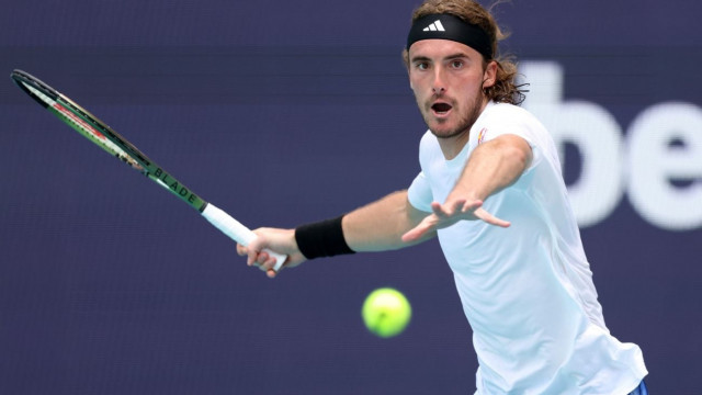 tsitsipas wins after long wait in miami
