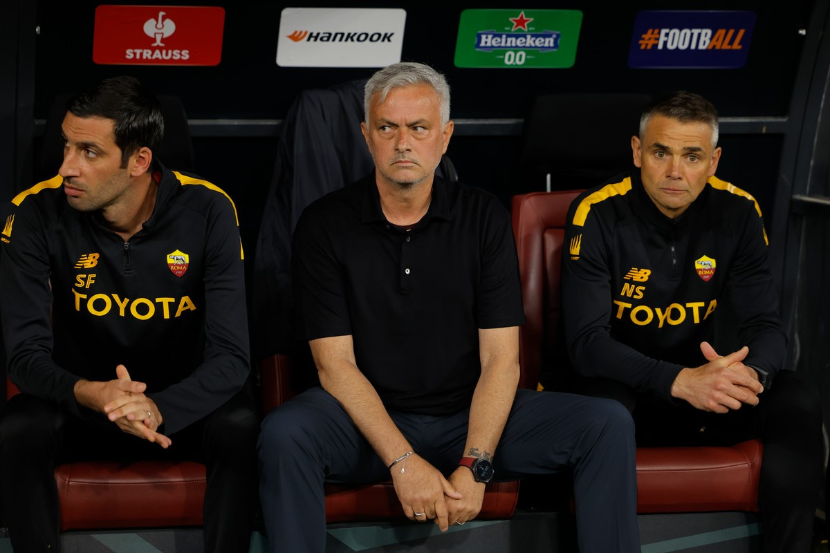 Photo of 'Proud' Mourinho leaves Roma fans fearing summer exit