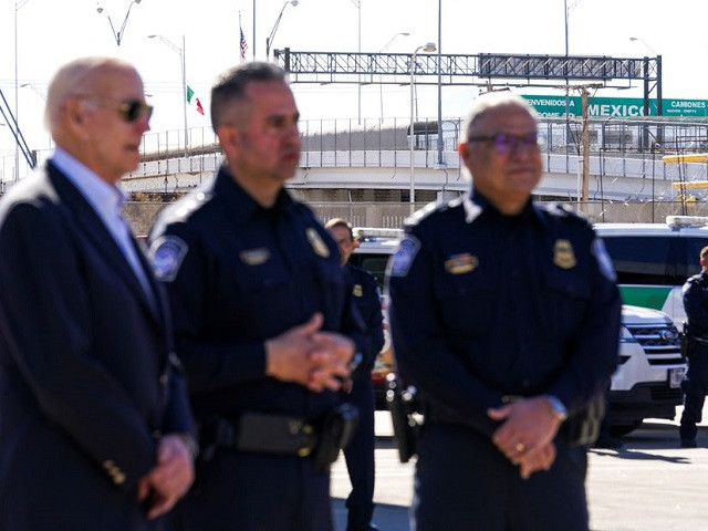 u s president joe biden gets a security briefing at the bridge of the americas during his visit to the u s  mexico border to assess border enforcement operations in el paso texas u s january 8 2023 reuters