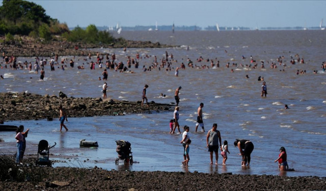 people enjoy the day in the rio de la plata river during a heat wave amid a spike of the coronavirus disease covid 19 cases in buenos aires argentina january 9 2022 reuters people enjoy the day in the rio de la plata river during a heat wave amid a spike of the coronavirus disease covid 19 cases in buenos aires argentina january 9 2022 reuters