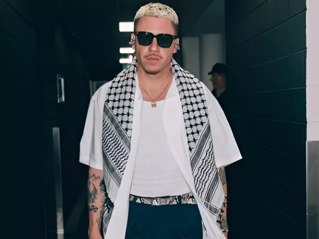 macklemore surprises palestinian fans by sporting palestino jersey during european tour macklemore surprises palestinian fans by sporting palestino jersey during european tour