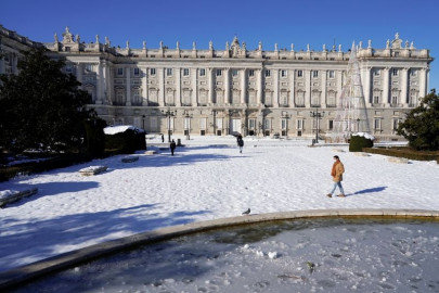 after record snowfall madrid confronts mammoth garbage heaps after record snowfall madrid confronts mammoth garbage heaps