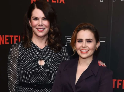 mae whitman expecting first baby celebrates with on screen family