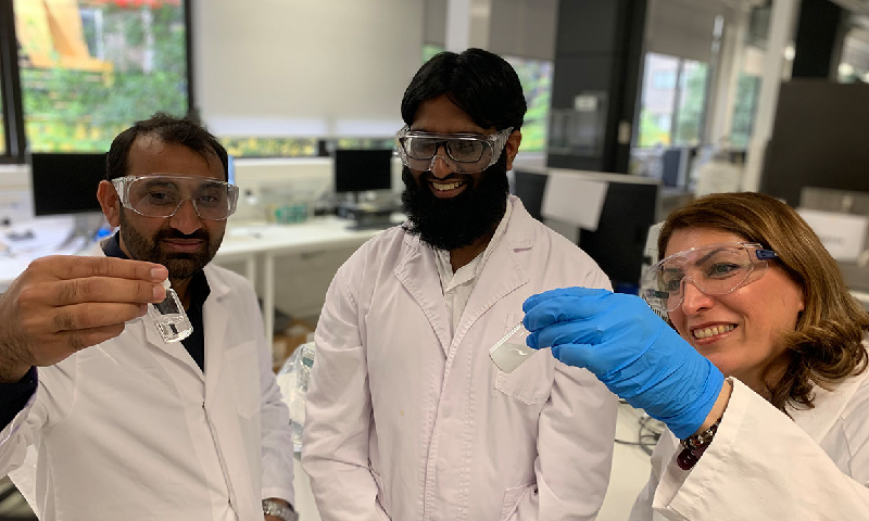 ڈاکٹر ناصر محمود، پی ایچ ڈی کے امیدوار محمد حارث اور پروفیسر نکی اشتیاغی (بائیں سے دائیں) پانی کے نمونے کے ساتھ مائیکرو پلاسٹک اور صاف پانی کی ایک شیشی اپنی اختراع کے ساتھ علاج کے بعد۔  تصویر: RMIT یونیورسٹی