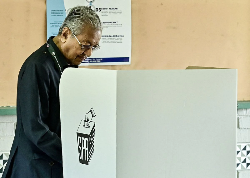 former malaysia prime minister and gerakan tanah air chairman mahathir mohamad casts his vote for the country s general election at alor setar kedah malaysia november 19 2022 photo reuters