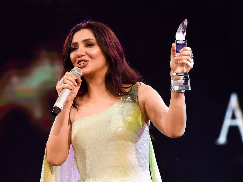 mahira khan receiving high achiever s award at ffmea photo gulf news mahira khan receiving high achiever s award at ffmea photo gulf news