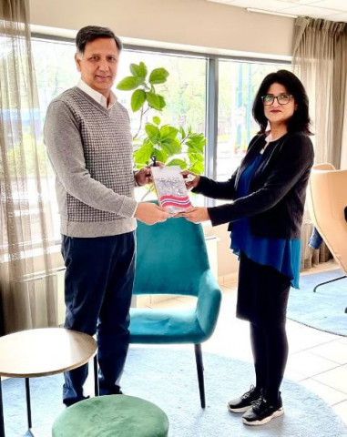 khalid mahmood presents his books tarekh e norway to shazia anwer cheema photo courtesy dnd com pk khalid mahmood presents his books tarekh e norway to shazia anwer cheema photo courtesy dnd com pk