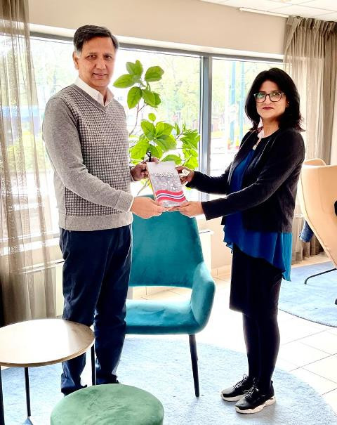 khalid mahmood presents his books tarekh e norway to shazia anwer cheema photo courtesy dnd com pk