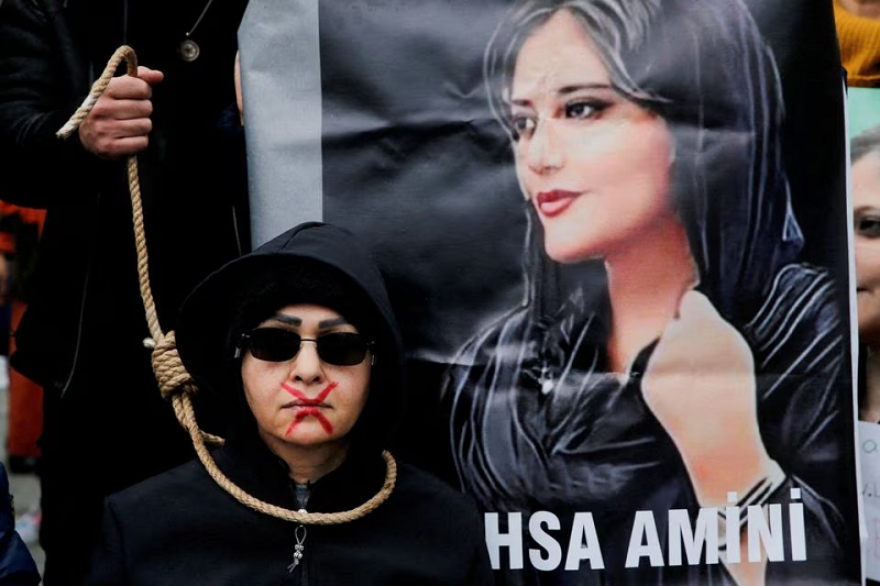 مہسا امینی کی موت کے ایک سال بعد ایران نے احتجاجی مظاہروں پر کریک ڈاؤن کیا۔  ایکسپریس ٹریبیون