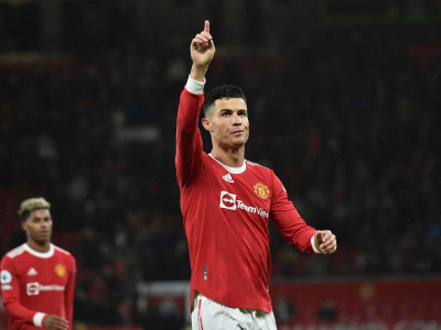 ronaldo scores as man utd climb back into top four