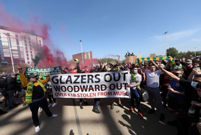 man utd fans protest against glazer family s ownership man utd fans protest against glazer family s ownership