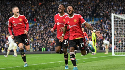 man utd survive leeds storm to tighten grip on top four