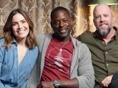 this is us mandy moore sterling k brown chris sullivan and dan fogelman talk painting scene