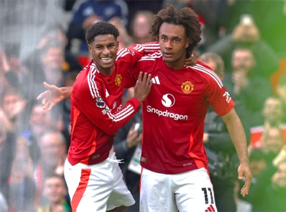 rashford zirkzee star as man united thrash everton 4 0
