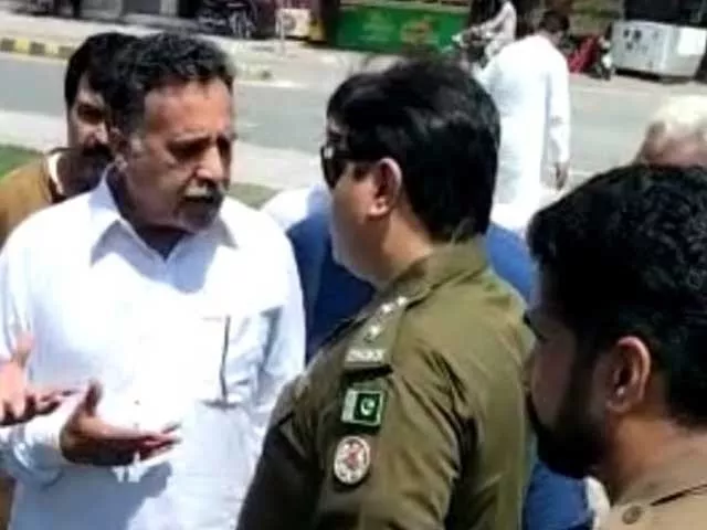 pti leader maqbool gujjar escaped in another car when officials attempted to take him to the police station for violating government s order photo express pti leader maqbool gujjar escaped in another car when officials attempted to take him to the police station for violating government s order photo express
